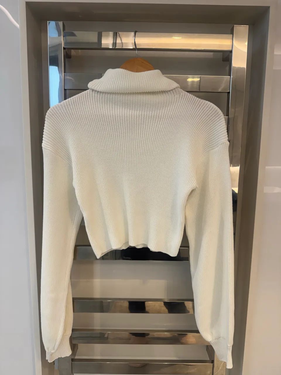 Tricot branco com gola alta 
