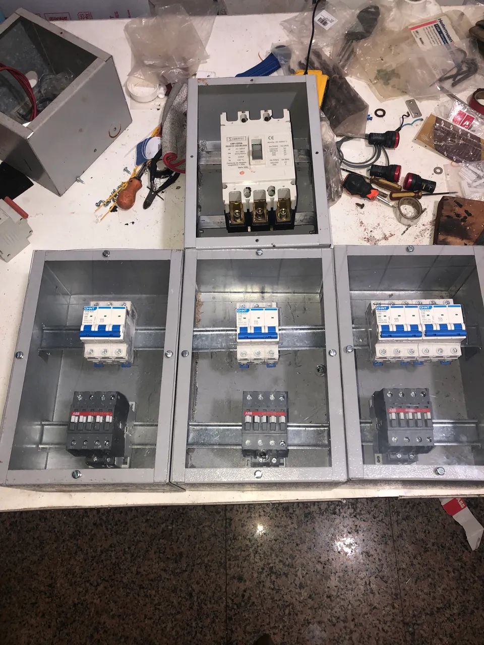 AUXILIAR DE ELETRICISTA SEM PRÁTICA 