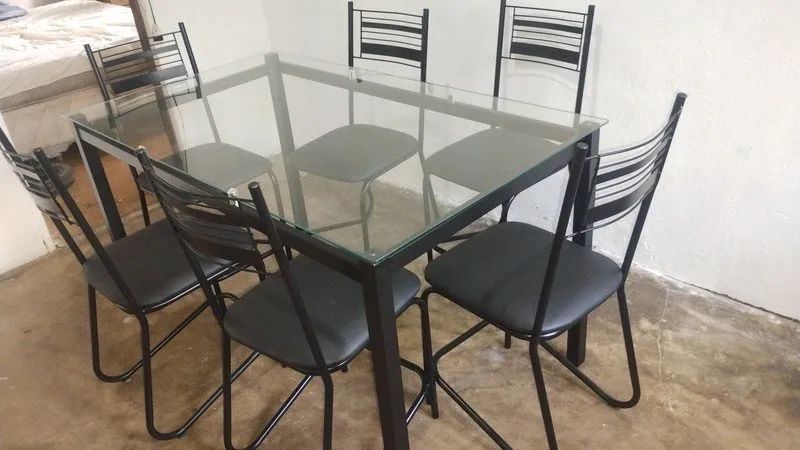 Mesa de jantar com 6 cadeiras 
