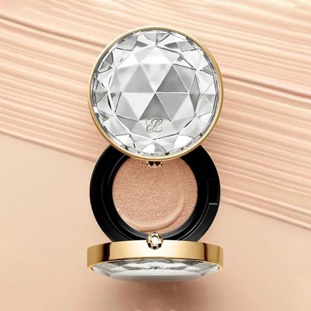 Re-Nutriv Ultra Radiance Cushion Foundation, SPF40·PA++++, com Refill, Warm Porcelain-1W0 - Foto 4