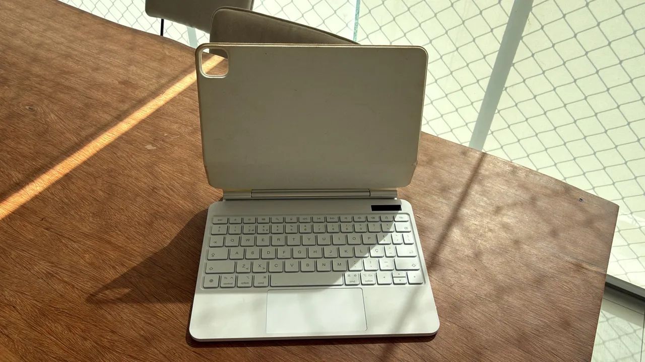 Capa com teclado bluetooth para ipad air e pro - Foto 3