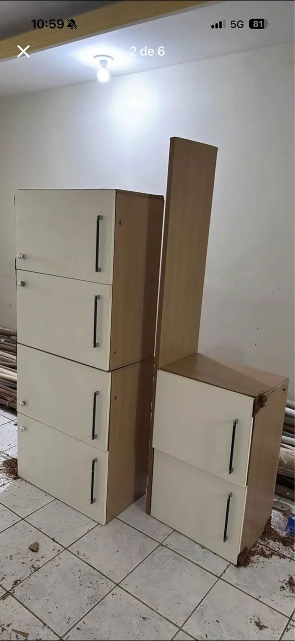 Conjunto de armários na cor marrom e off white 