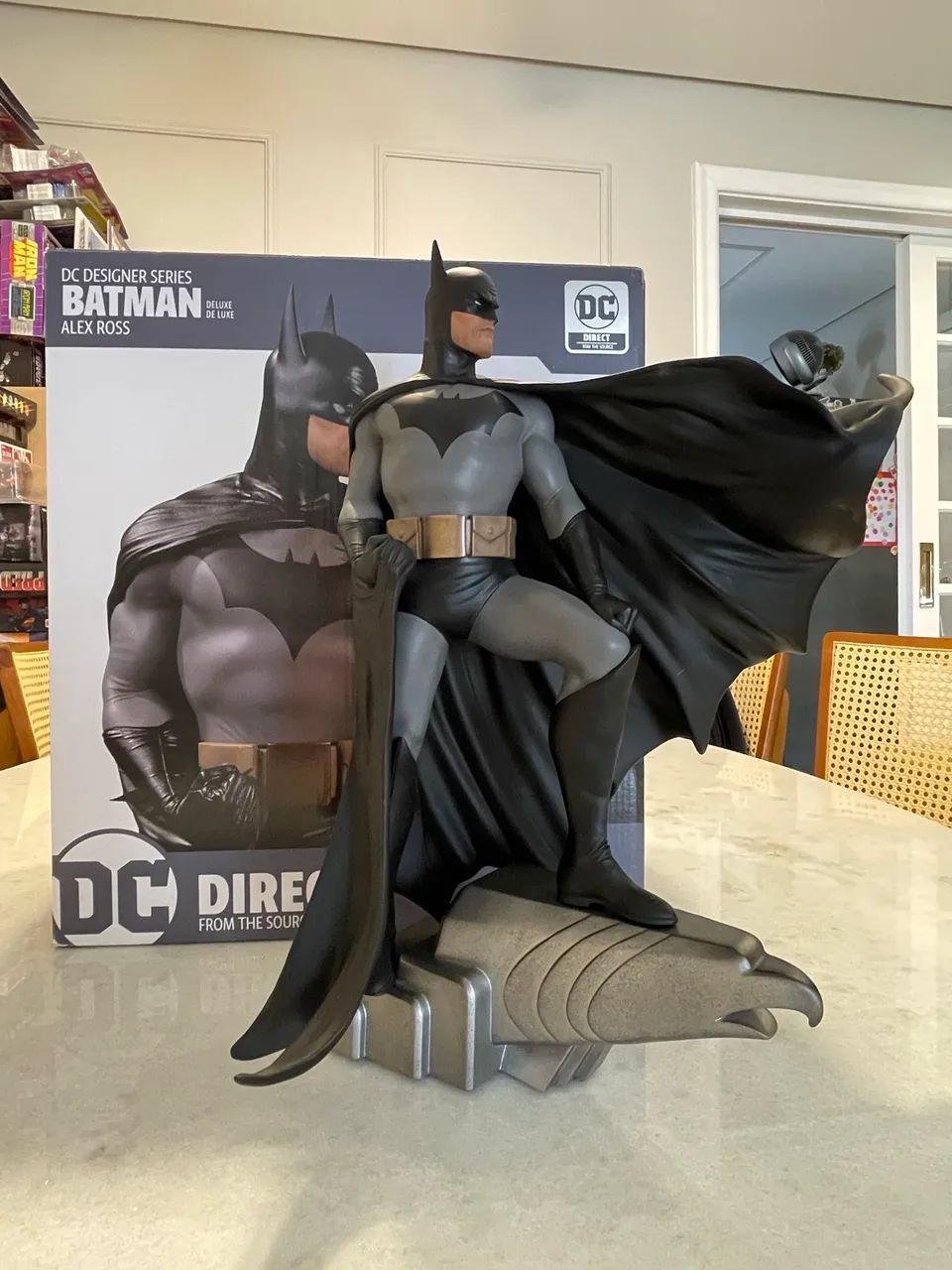 Estátua Batman Alex Ross 1/6 - DC Direct Deluxe - Foto 2