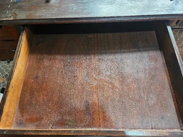 Mesa Antiga de Madeira Decorada com 2 Gavetas - Estilo Clássico e Vintage - Foto 3