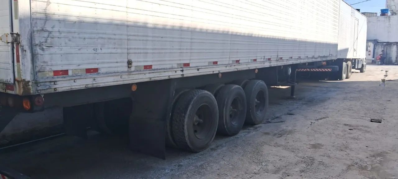 Carreta baú 3 eixos / 26 pallets 