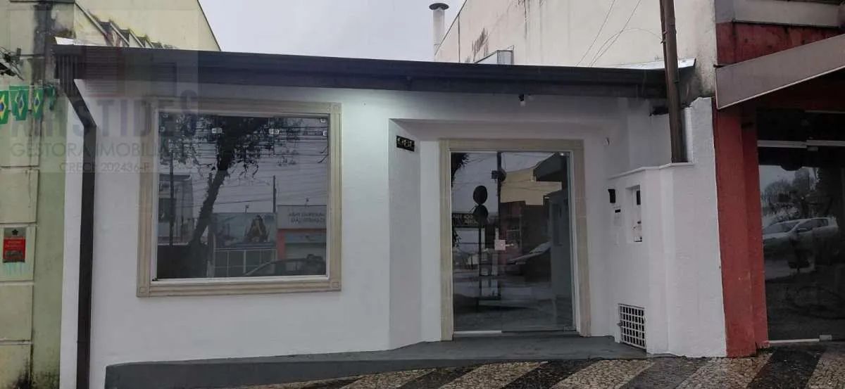 Prédio comercial na Av. Adherbal da Costa Moreira.