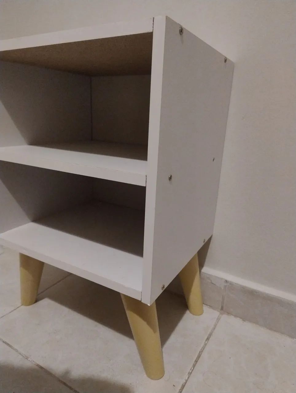 Mesa de Cabeceira Retrô Branca com 2 Nichos - Foto 3