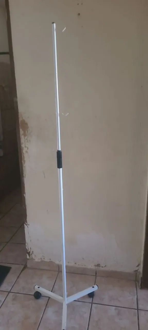 Colchão hospitalar e suporte de soro