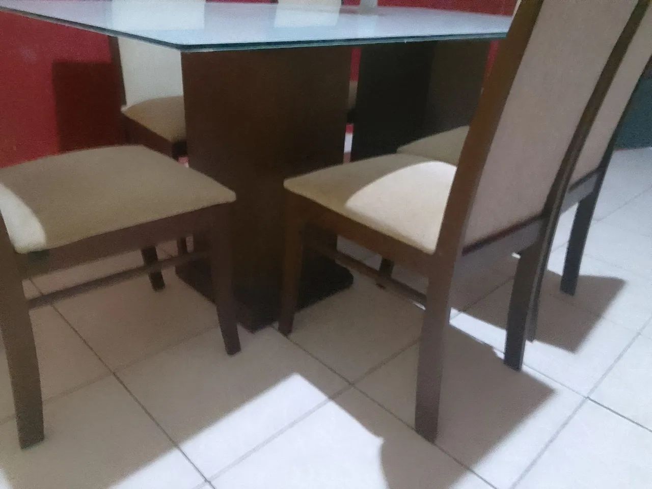 Mesa com tampa de vidro e com 6 cadeiras - Foto 2
