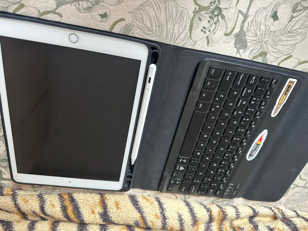 iPad 7 geração com caneta pencil e capa com teclado 