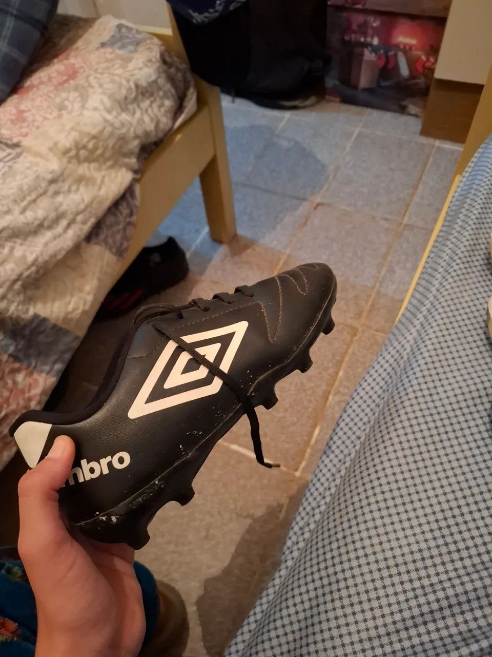 Chuteira umbro,  preta com branco 