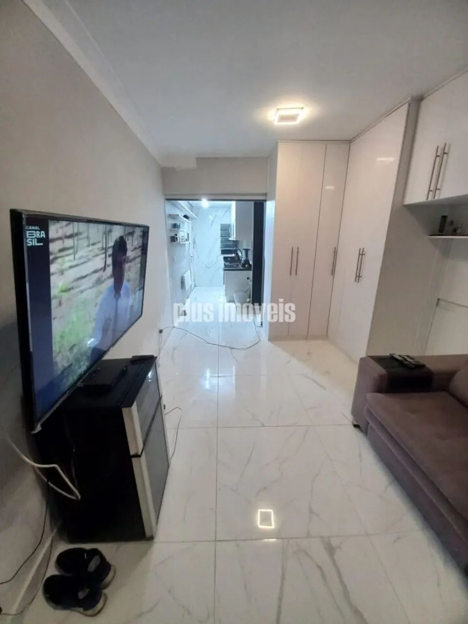 Studio Reformado com Varanda e Vaga de Garagem Privativa - Foto 2