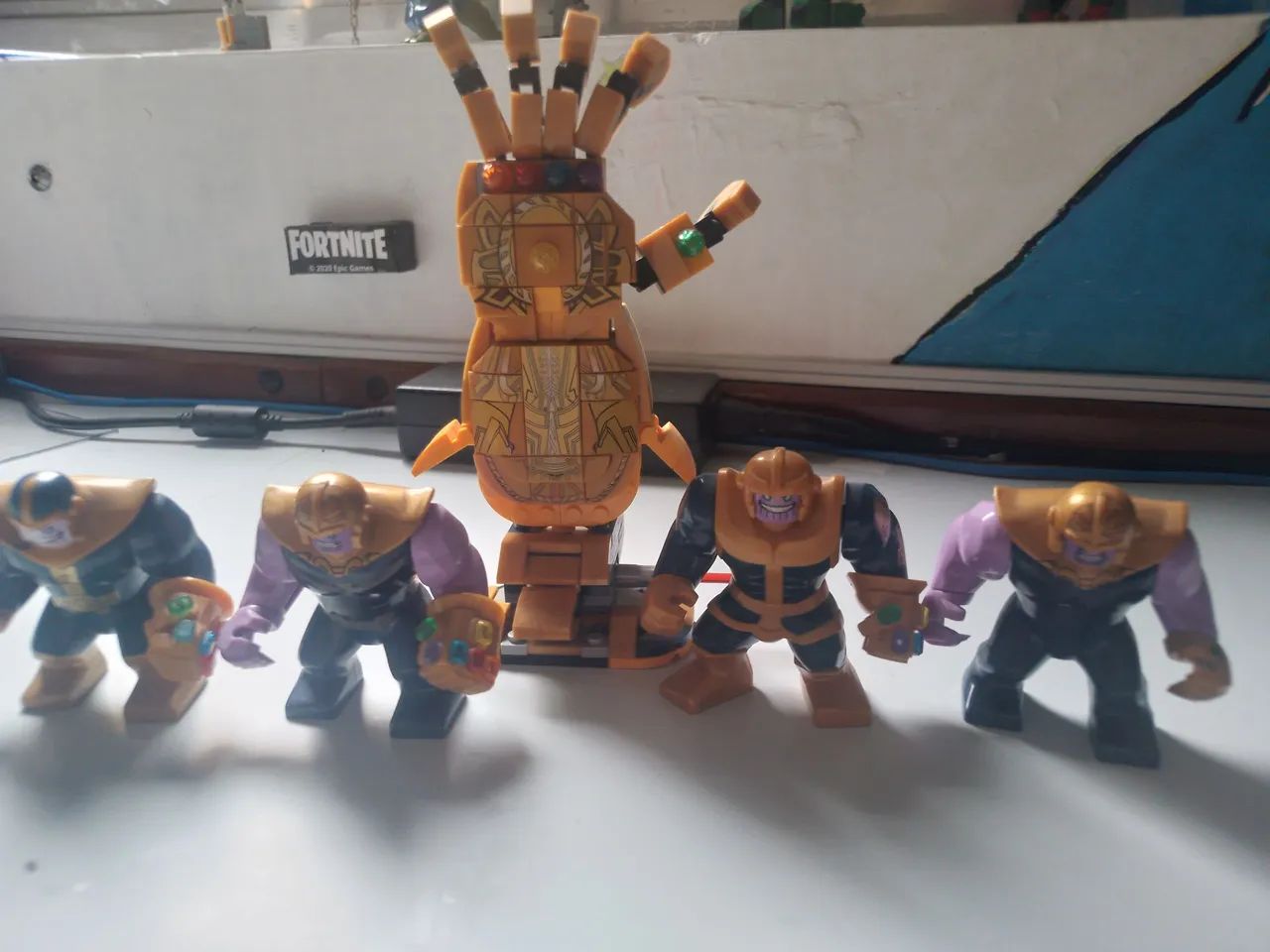 4 THANOS MAIS UMA LUVA SIMILAR LEGO - Foto 5