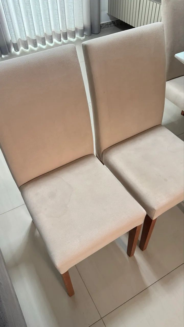 Cadeira em madeira maciça e suede semi nova