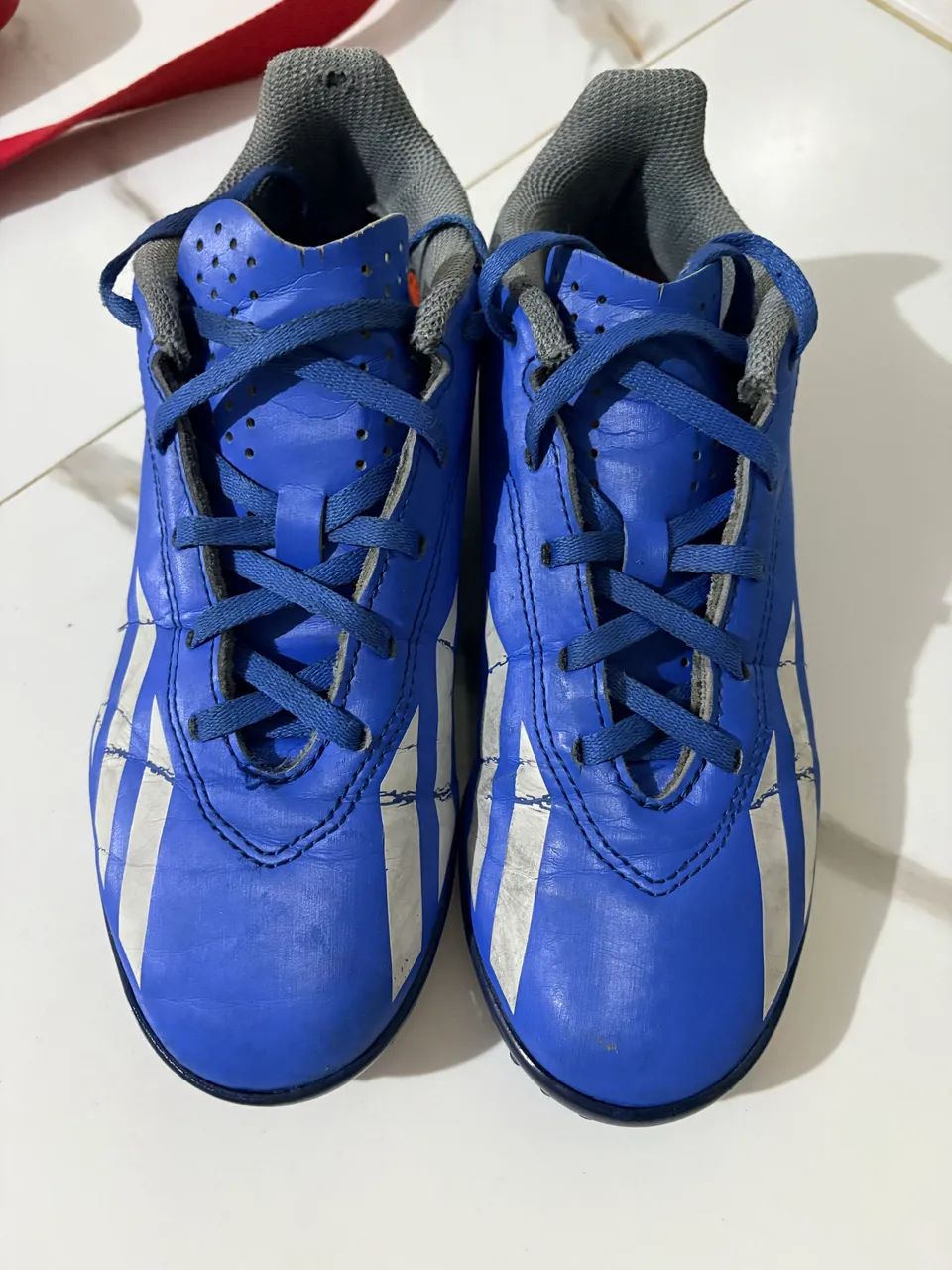 Chuteira society Adidas azul - Foto 2