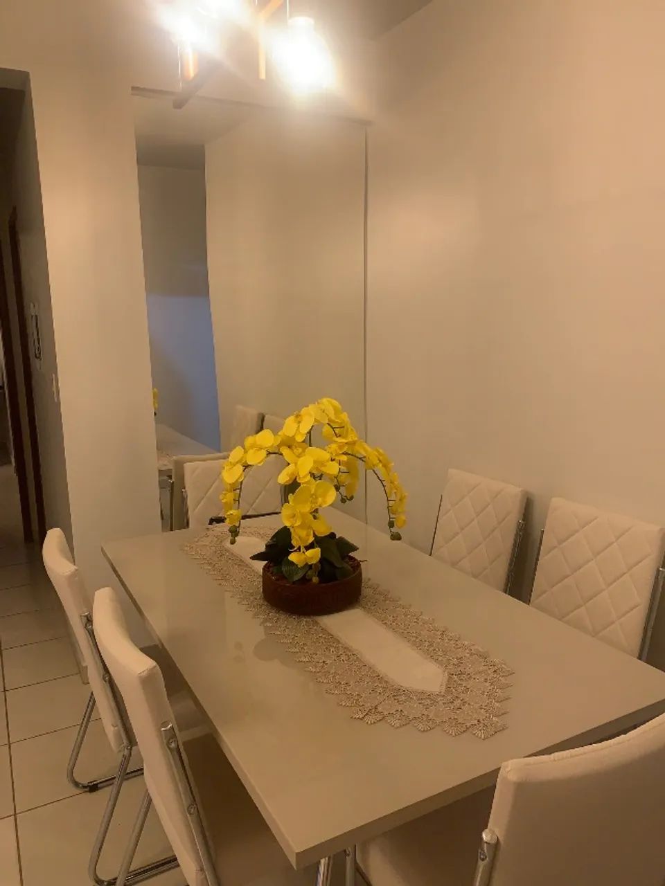 Conjunto de jantar (mesa retangular com 6 cadeiras)