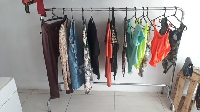Vendo araras, maniquim, base para maniquim, provador de curtina e raquis - Foto 5