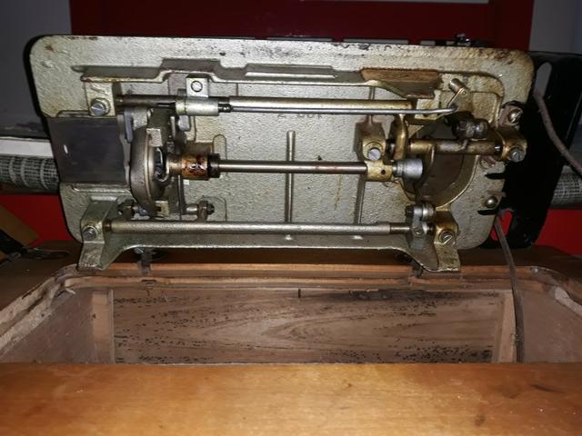 Máquina de costura antiga - Foto 5