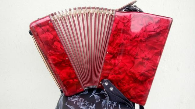 Acordeon/Gaita/Sanfona Todeschini 80 bx Selo verde - Foto 3