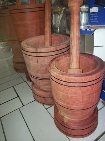 Pilão de madeira bruta