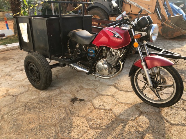 MOTO COM BAU PARA TRANSPORTE DE OBEJETOS