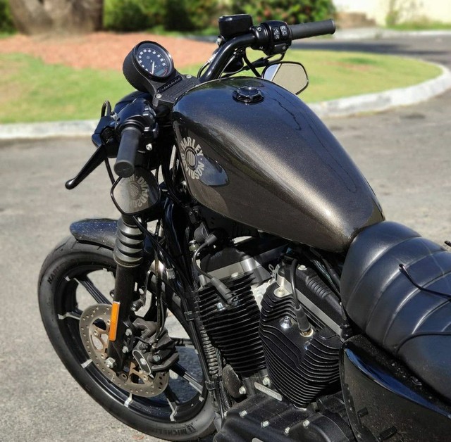 HARLEY DAVIDSON IRON 883