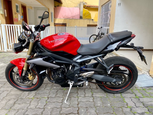 TRIUMPH STREET TRIPLE 675