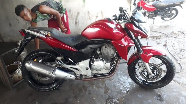 VENDE-SE UMA HONDA CB 300 IMPECÁVEL.
