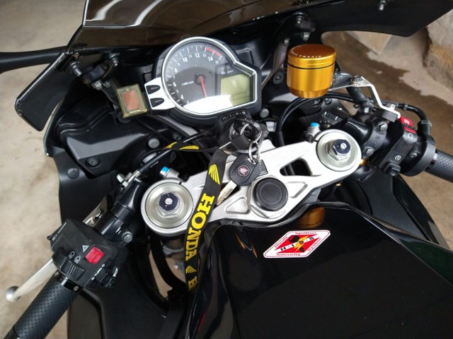 CBR 1000 RR FIREBLADE CHEIA DE ACESSORIOS.