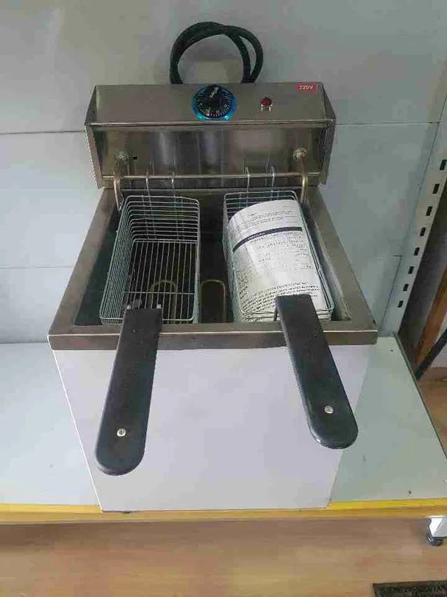 Liquidação! Fritadeira elétrica de Mesa água e óleo CAP. 26 litros 220V. Nova!