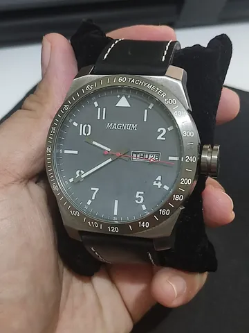 Relógio Magnum com pulseira em couro. Analógico, mas ta