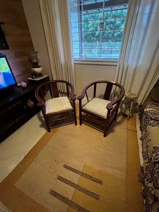 Raridade - par de poltronas curva em madeira tipo mogno - Foto 3