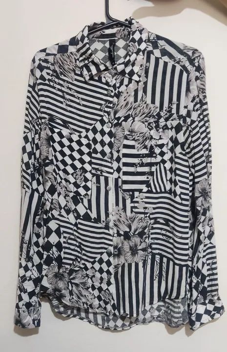 Camisa feminina preta e branca