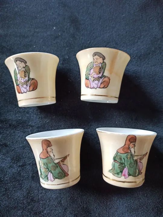 Jogo de 4 taça sake de com desenho oriental