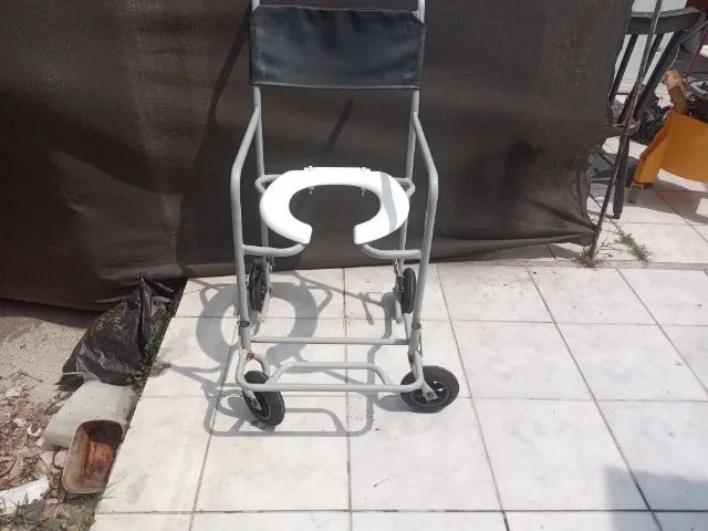 Cadeira de banho usada 100 Kg  em ótimo estado   - Foto 2