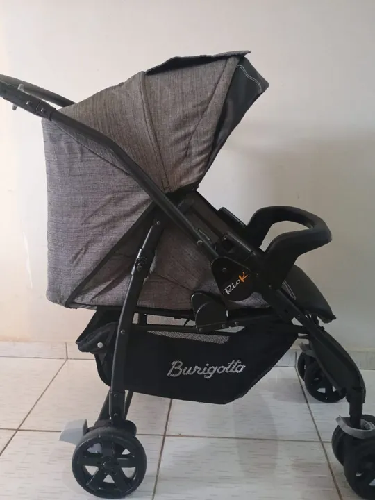 Carrinho de Bebê Burigotto Rio com bebê conforto.