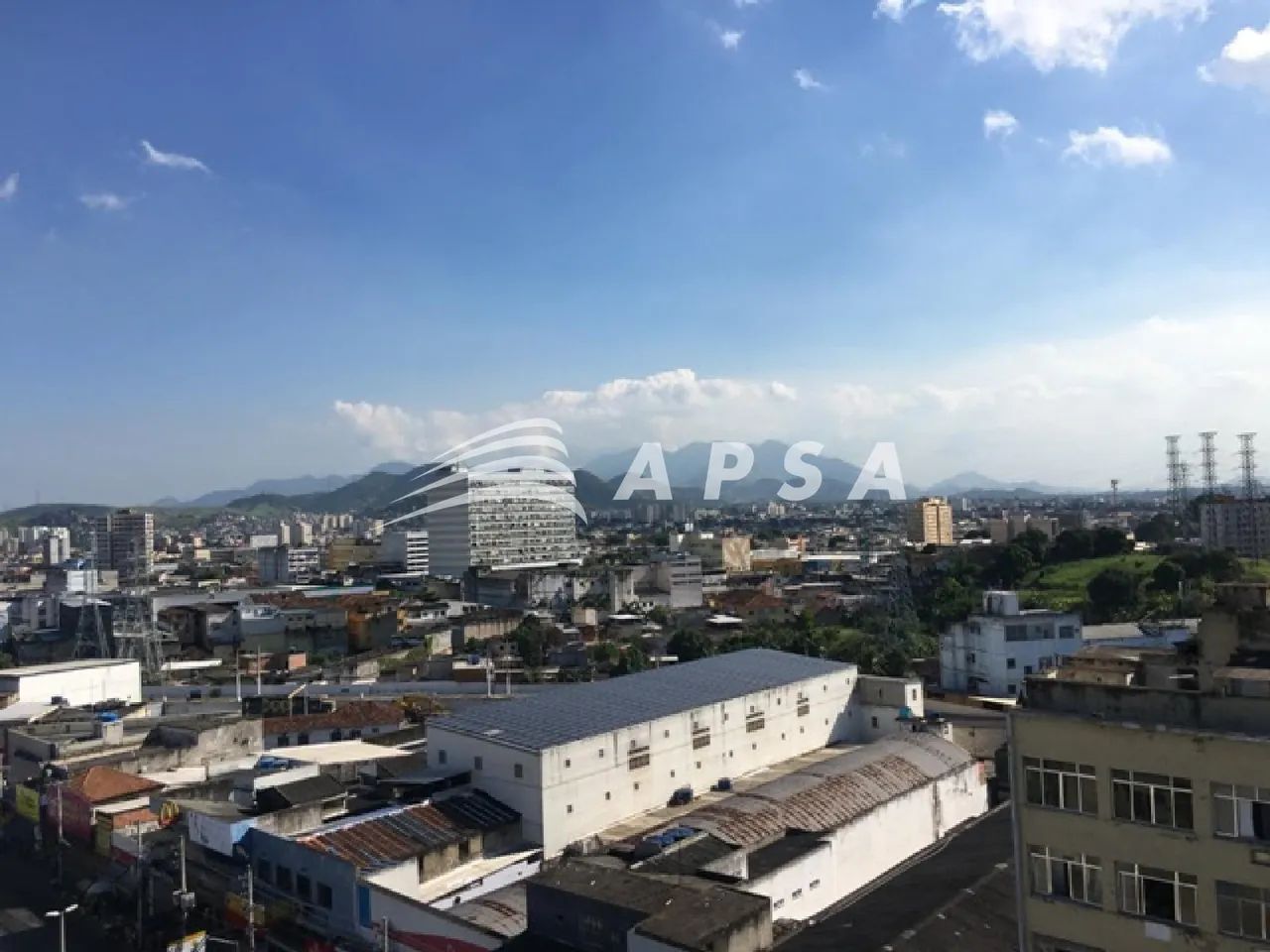 ÓTIMA SALA COMERCIAL COM 32M², BANHEIRO. ÓTIMA LOCALIZAÇÃO, VASTO COMÉRCIO, PRÓXIMO A ESTA