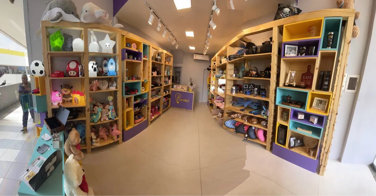 Conjunto de móveis e prateleiras para loja