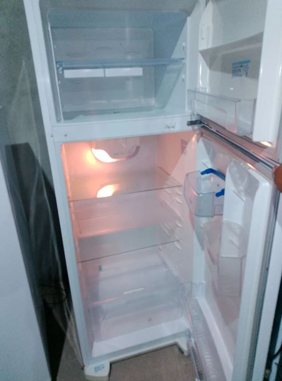 Vendo geladeira Electrolux DC49 490 litros degelo gelando bem motor original gelando bem  - Foto 6