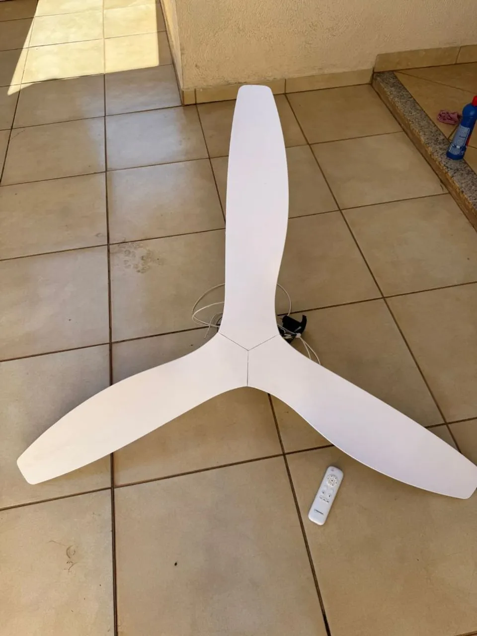 Ventilador de teto branco com controle remoto
