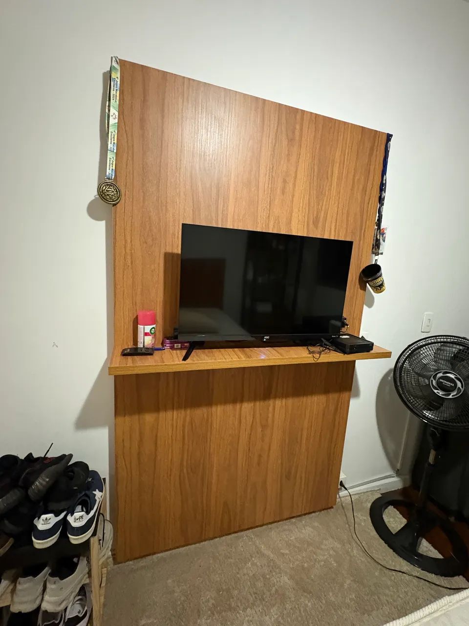 Painel para TV de madeira 64850509744514120