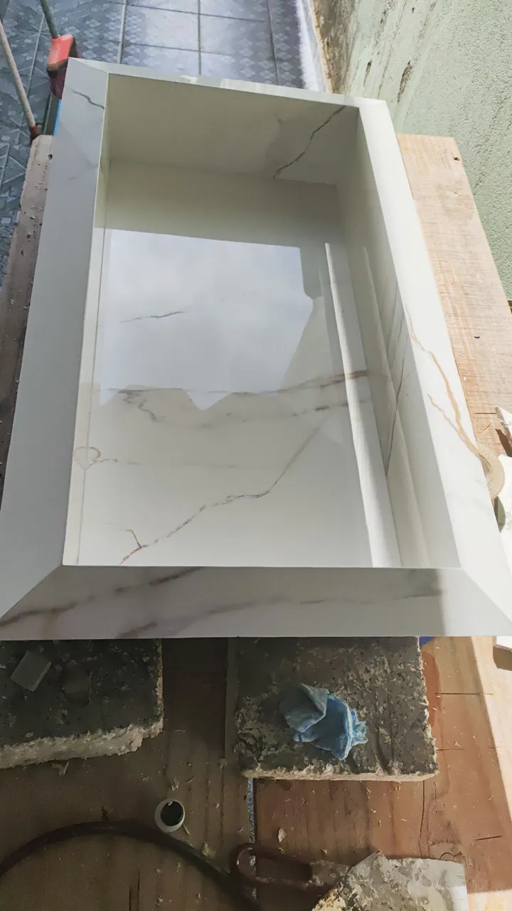 Nicho de banheiro, pia e portas esculpida no porcelanato