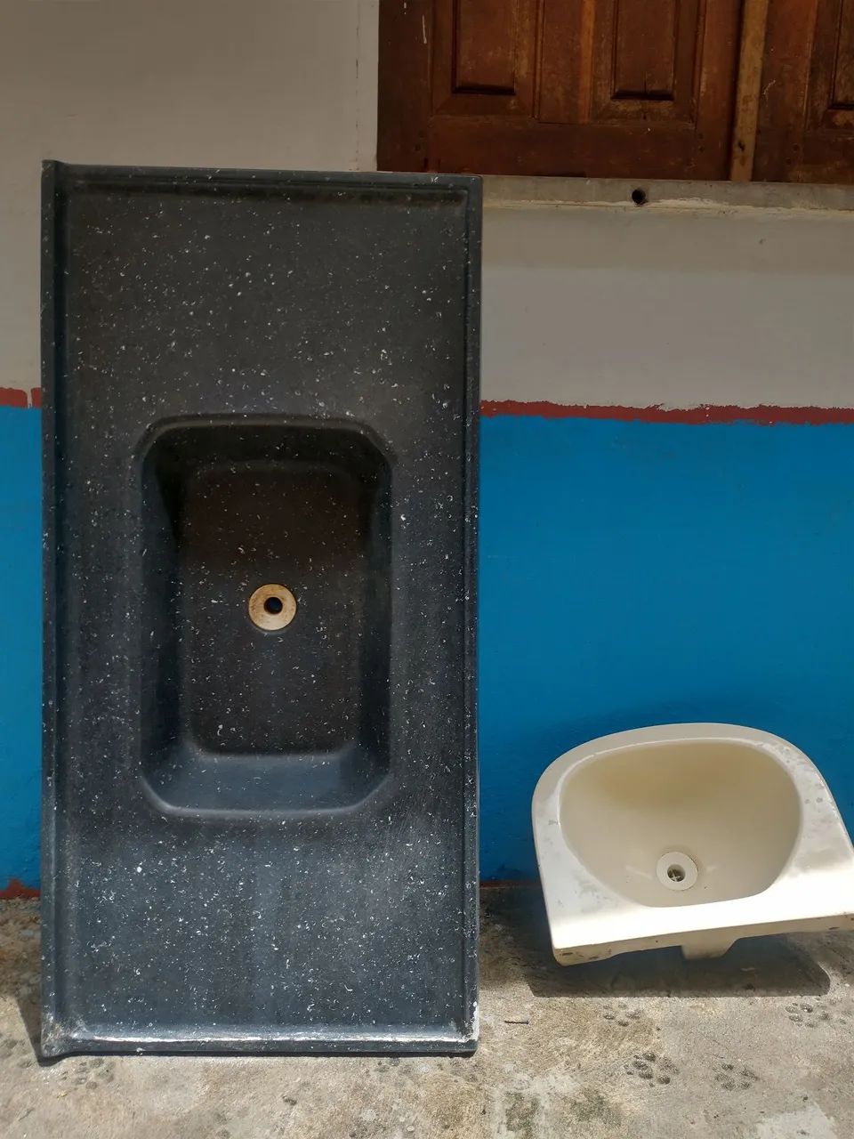 Pia de cozinha em resina na côr preto + pia de louça de banheiro 