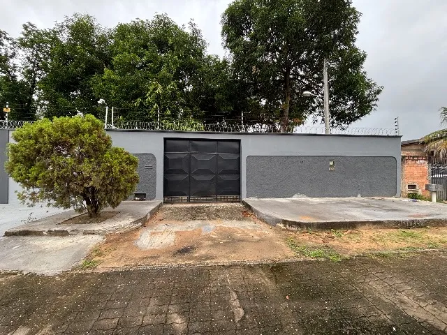 Aluga-se casa no jóquei clube
