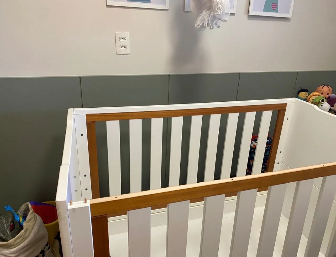 Berço bebê branco com detalhes em madeira  - Foto 2