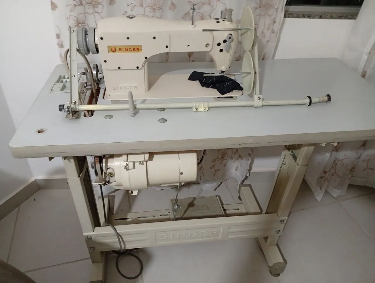 Máquina de costura industrial Singer,e compressor  - Foto 6