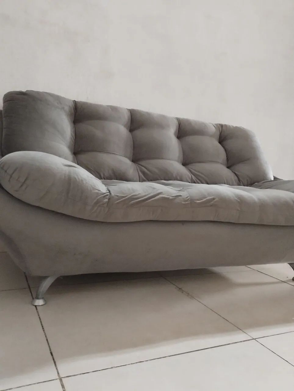 Sofá de 3 lugares confortável e moderno