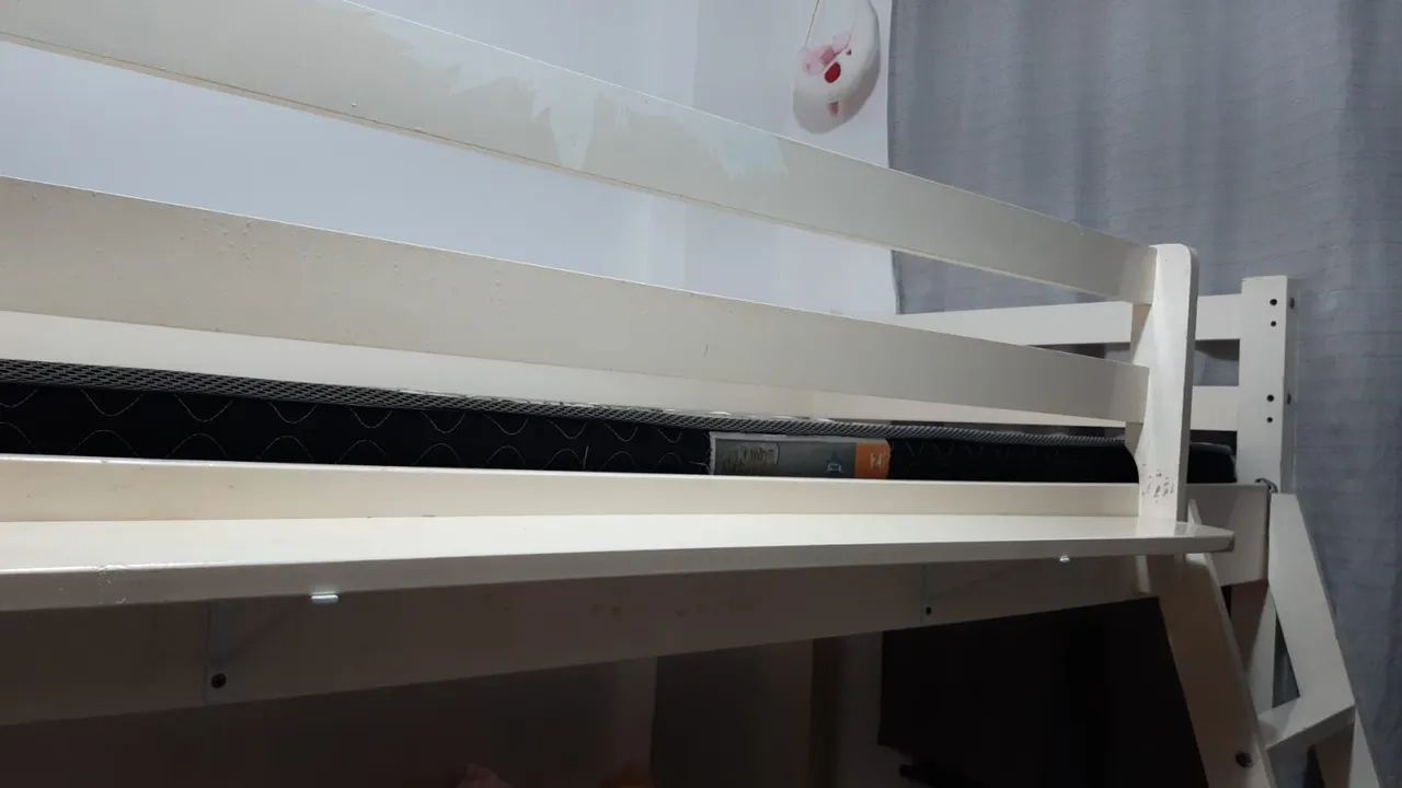 Cama suspensa solteiro branco com prateleira - Foto 2