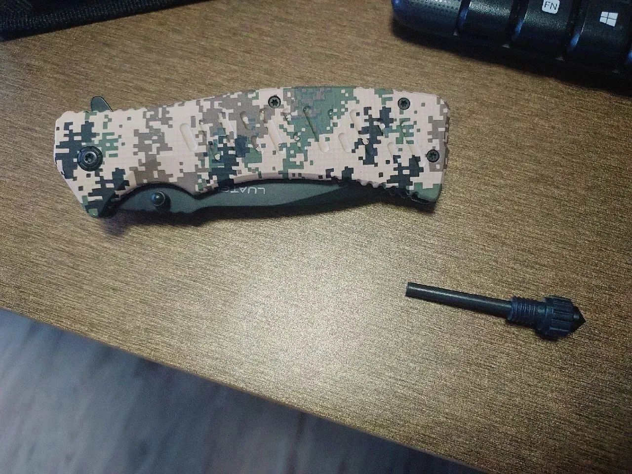 Canivete Tático Camuflado e Isqueiro de Pedra