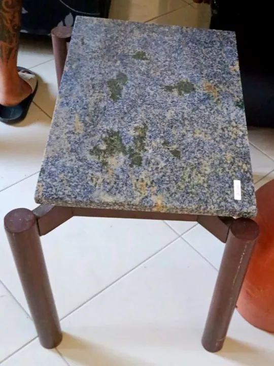 Mesa de centro em mármore e estrutura em madeira